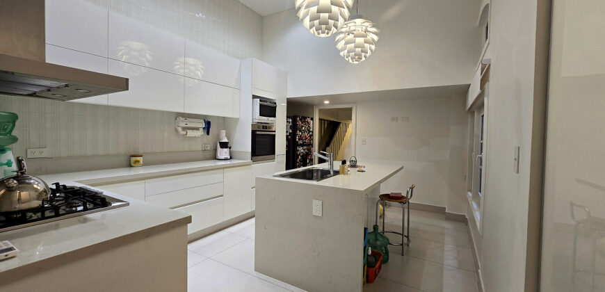 Residencia Restaurada de 397 m² Frente a Plaza Rodríguez Peña