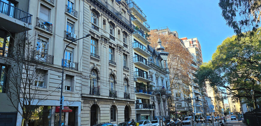 Residencia Restaurada de 397 m² Frente a Plaza Rodríguez Peña